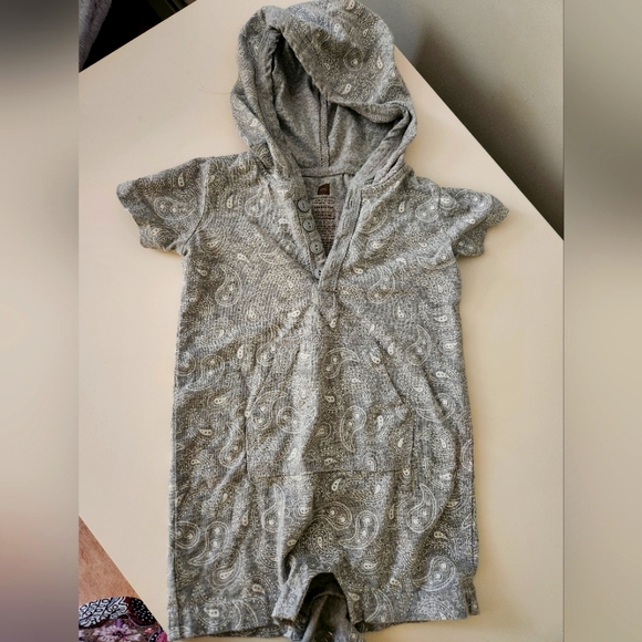 ❤️ 3/$15! Gray Paisley Hooded Baby Romper - Picture 1 of 2